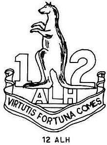 Line drawing depicting a military unit badge with a kangaroo between the numerals 1 and 2, above a scroll with a latin inscription