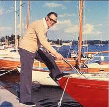 A picture of Arne Larsson tying a boat to a dock.