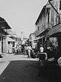 COLLECTIE TROPENMUSEUM De Ampel Moskee aan het einde van een winkelstraat in de Arabische wijk TMnr 60044096.jpg