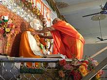 Rambhadracharya garlanding a statue of Tulsidas