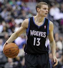 Luke Ridnour dribbling the basketball in a Timberwolves uniform