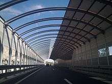 Noise protection barrier enveloping a motorway carriageway