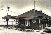 A one-story post office building