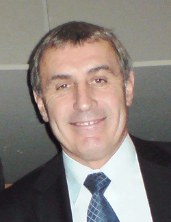 A man wearing a shirt, tie and jacket.