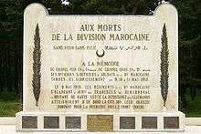 White rectangular stone memorial. It is inscribed "AUX MORTS DE LA DIVISION MAROCAINE", with other dedicatory messages in French, and with one phrase in Arabic.